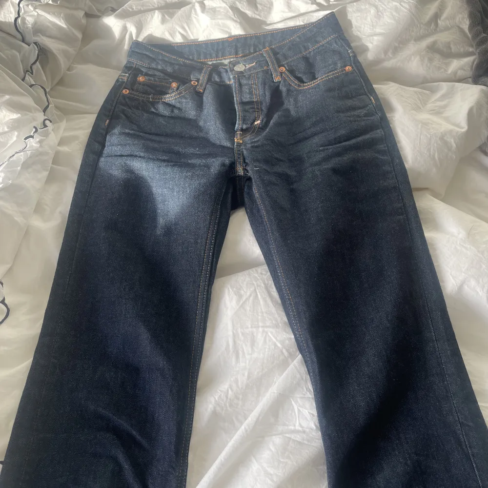 Weekday jeans i modellen pin. Använda endast fåtal gånger så inga tecken på användning. Nypris 590. Mid-waist straight.. Jeans & Byxor.