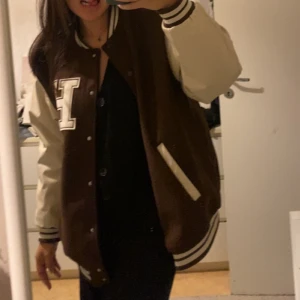 Varsity jacka - Varsity/baseball jacka i storlek L, sjukt snygg och i bra skick men används för sällan av mig själv