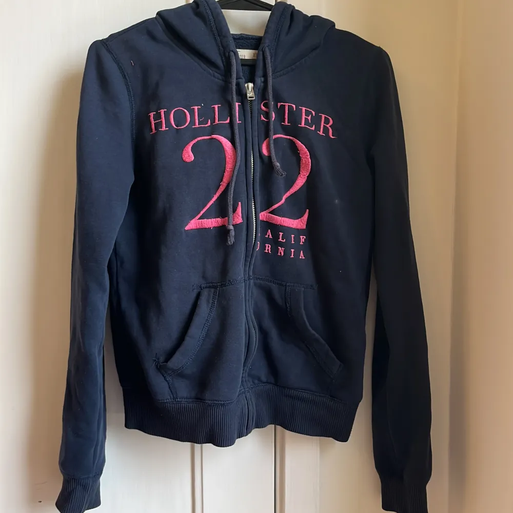 Vintage Zip up hoodie från Hollister. Använt skick✨ Köparen står för frakten. Hoodies.