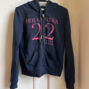 Vintage Zip up hoodie från Hollister. Använt skick✨ Köparen står för frakten