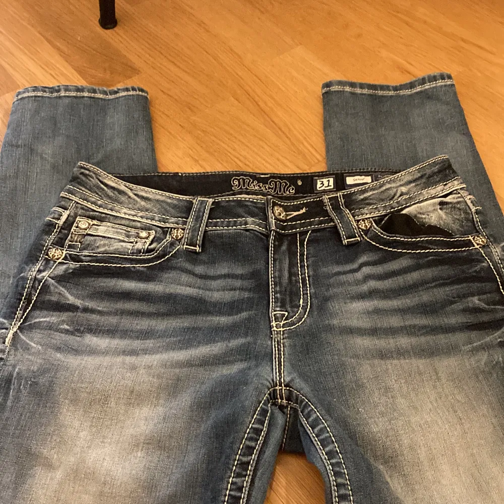 Dessa jeans är sjukt snygga och sitter som en smäck! Orinal priset är 1800kr och jag säljer dom 800kr biligare. Anledningen varför jag säljer dom är för att dom ej kommer till användning. Även om man har mindre storlek kan man köpa fast de blir lite lösa.. Jeans & Byxor.