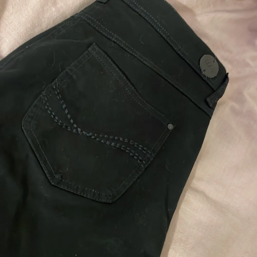 Jättefina svarta byxor nästan Alldrig använda. Jeans & Byxor.