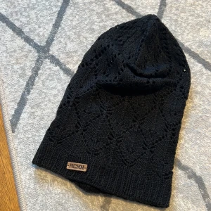 Stickad mössa - Fint stickad mössa ä, nyskick och aldrig använd 