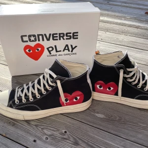 Cdg Converse - Ett par sköna cdg skor som är i väldigt bra skick🤙 nypris ca 1800.