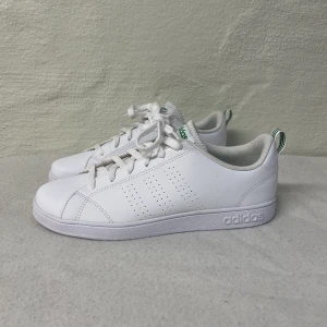 Adidas skor - Oanvända Adidas skor  Storlek 39 1/3.