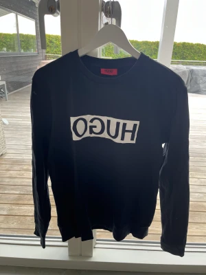 Hugo Boss Crewneck - Hugo Boss Crewneck. Skick: 8/10. Nytt Pris: 1200kr. Mitt pris: 500kr. Färg: Svart. Storlek: M