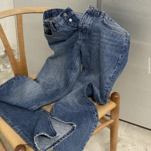 Boii studios low rise jeans  - Lågmidjade jeans i mörk tvätt med slits där nere, väldigt långa vilket är najs! 