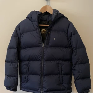 Ralph Lauren vinterjacka - Storlek: L (14-16) Material:Dunjacka Skick: Bra skick, inte använd så mycket Nypris: 1500kr Säljer för: 500kr 
