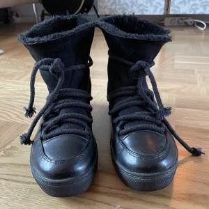 Inuikii-liknande skor  - Jättefina vinterskor från Gina tricot som är inuikii-liknande. Mysigt lurvigt material inuti. 
