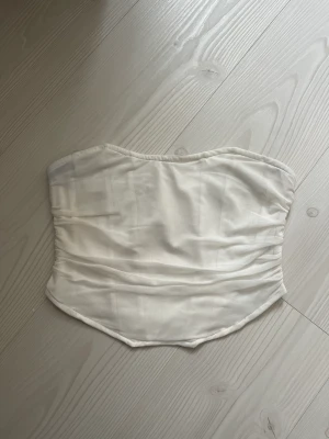Vit korsett  - En vit korsett topp från shein, använd ett fåtal gånger! 