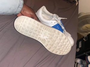 CALFSKIN OPEN SNEAKER - 8/10 behöver tvättas bara!! Retail ca 7000 på Valentino Bud start : 1500kr Buy now : 2200kr  Kontakt : Instagram @titoeyakola 