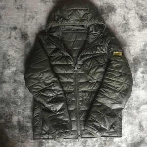 Barbour jacka - Säljer min feta Barbour jacka som är i storlek S. Passar fint med gant tröjan som jag också säljer. Enda defekten är att det finns ett pyttelitet hål som ni kan se i sista bilden. Annars e allt bra. Skriv om ni har frågor. 