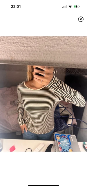 Randig tröja med öppen rygg - En populär randig långärmad tröja som har öppenrygg skit snygg. Oanvänd. Är i storlek S men passar även Xs