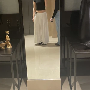 Vit maxikjol, indiska strl M low waist - Så fin vit maxikjol från indiska!🫶🏼🤍 Kjolen går ner till marken på mig som är 165 cm  Strl m men passar jättebra på mig som normalt bär strl s om man vill ha den lite low waist  Längd: 95 cm