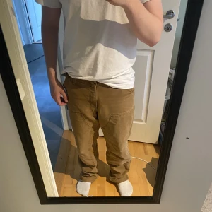 Carharrt double knee  - Carharrt double knee  - Storek 8, passar på folk 175- 185 +  - person på bild är 175.  - bra skick, flaw finns ( se andra bild )  - 300kr exklusive frakt 