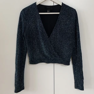 Top - Turkosglittrig top från H&M. Använd ex antal gånger. Alltid fått komplimanger när jag använt den🥲