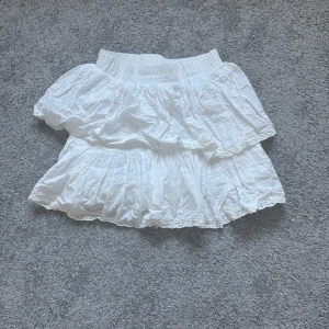 Vit kjol🤍 - Såå fin kjol fårn by anastasia! Säljs inte längre!!!!