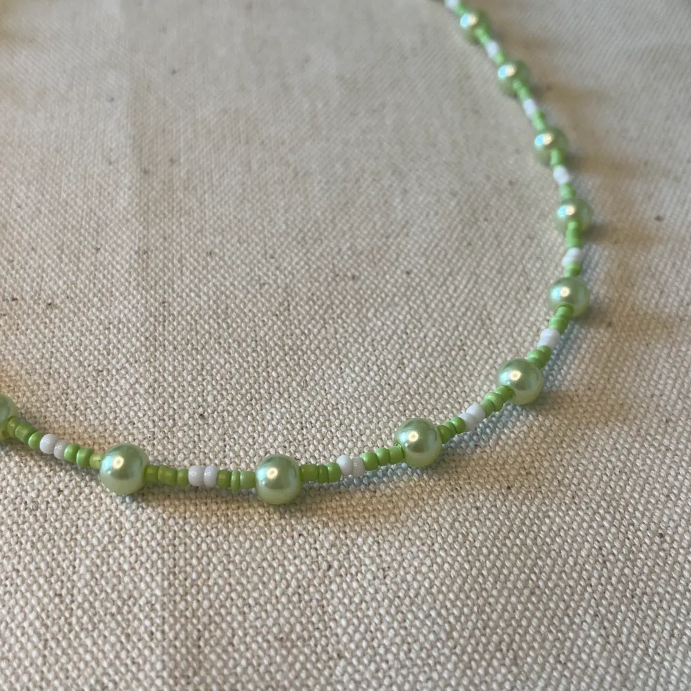 Superfint handgjort grönt och vitt pärlhalsband!🌿 längd: ca 49cm . Accessoarer.