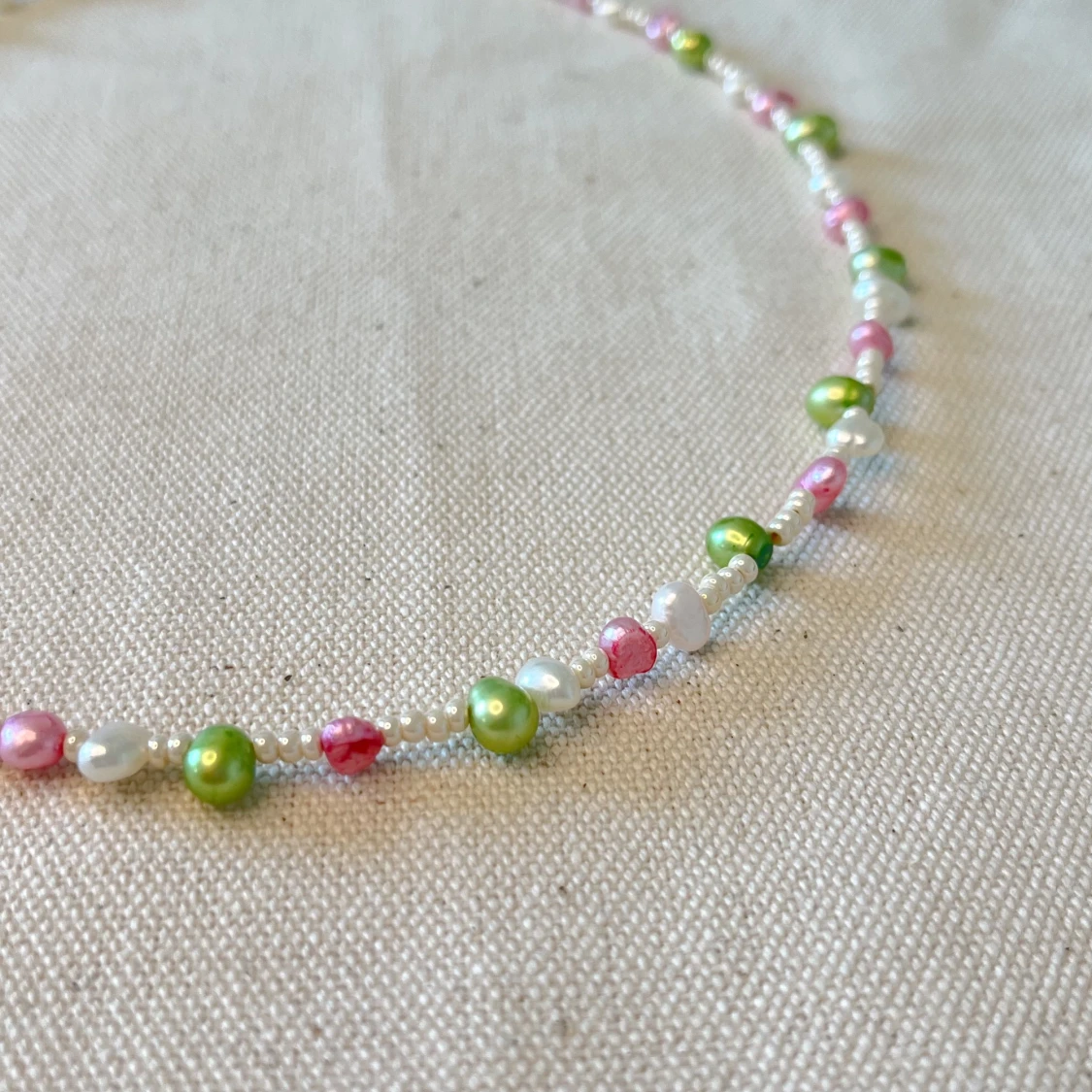 Rosa/grönt pärlhalsband  - 90