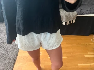 Vita shorts  - Så söta vita shorts med lite mönster från zara, storlek M men jag brukar ha xs-s❤️