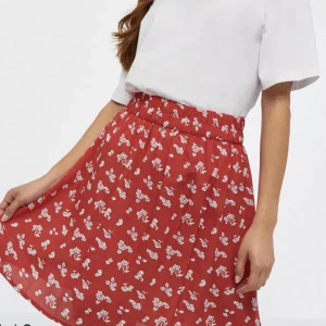 Röd sommarkjol - Perfekt till sommaren och midsommar! Använd 1 gång. 