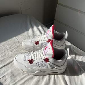 Jordan 4 Mettalic Red reps. Extremt sköna och trendiga skor. Säljer för 800kr, . SKRIV FÖR MER FRÅGOR!!