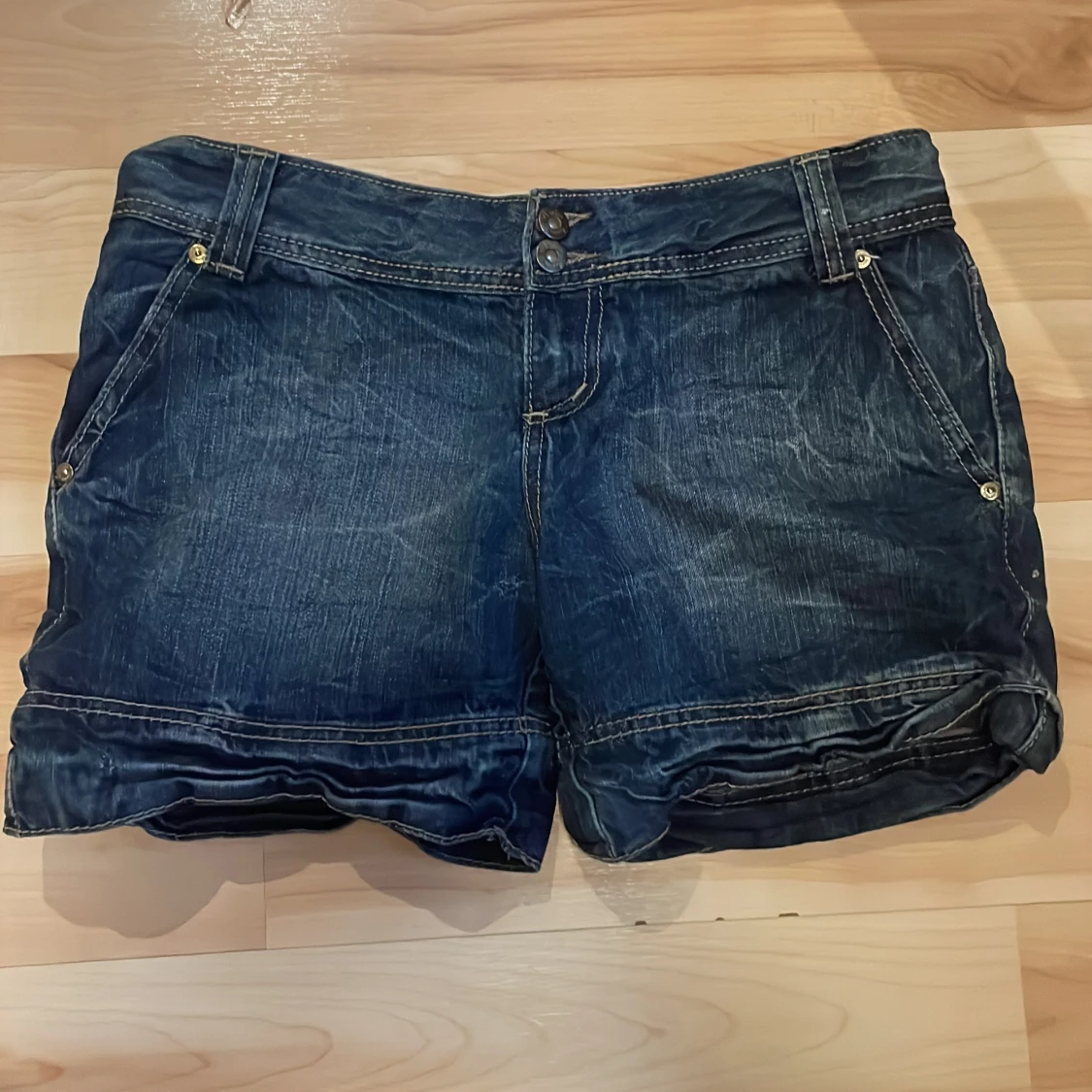 Lågmidjade jeansshorts med dubbelknapp