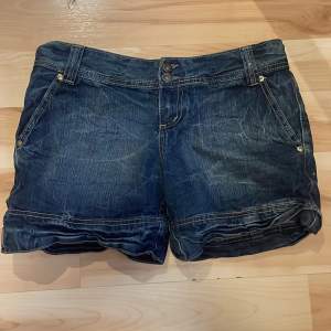 Säljer dessa lågmidjade jeansshorts med dubbelknappar! Köpta på sellpy men knappt använda då de inte passade mig, bra skick. Hör av er vid intresse och frågor!❤️