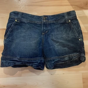 Lågmidjade jeansshorts med dubbelknapp - Säljer dessa lågmidjade jeansshorts med dubbelknappar! Köpta på sellpy men knappt använda då de inte passade mig, bra skick. Hör av er vid intresse och frågor!❤️