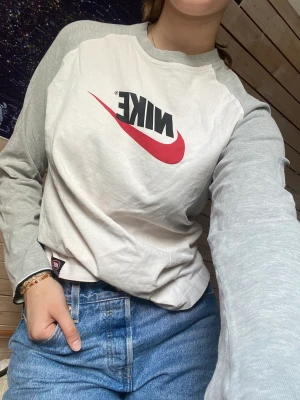 Nike T-shirt  - Urtvättad T-shirt köpt second hand. Cool och översize på mig som är M.