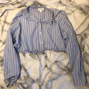 Randig Monki skjorta - Blå och vit randig skjorta i midjehöjd. Behöver just nu strykas💕