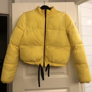 Gul vinter/höst jacka - Skitsnygg på!! 