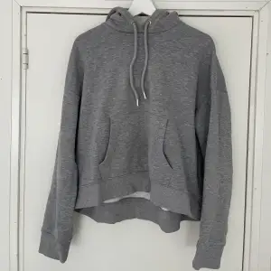 Grå hoodie från H&M, storlek xs men passar S-M. Gott skick 🌸