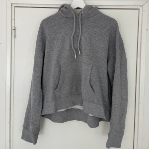 Grå hoodie  - Grå hoodie från H&M, storlek xs men passar S-M. Gott skick 🌸