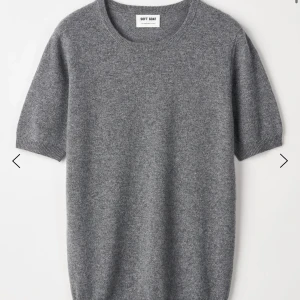 Softgoat tröja - Säljer denna kashmir kortärmade tröjan från soft goat i stolek S. Är som ny. Inga defekter och endast använd vid fåtal tillfällen! Köptes förra året för 1695kr och säljer för 750kr+frakt. 