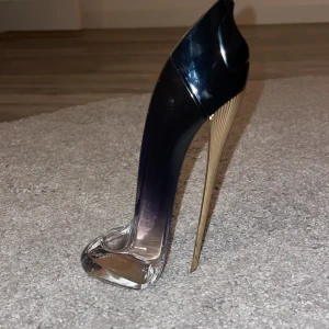 Carolina herrera  - Säljer min Carolina herrera parfym 50 ml. 10% använd. Nytt pris 1000 kr säljer för 350 kr. Äkta! 