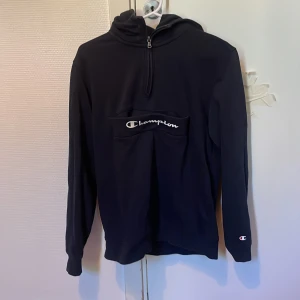 Mörkblå champion hoodie - Mörkblå champion hoodie. Har en ficka på magen. Storlek S. Mycket bra skick 