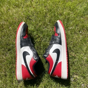 Air Jordan 1 Low Bred Toe - Fint skick, Saknas tyvärr box och snören, Finns bevis på att de är äkta👍