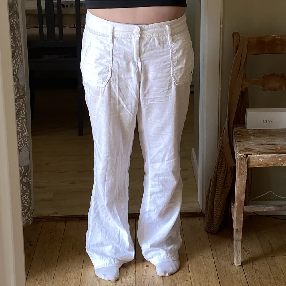 Vita lowwaist skit snygga linnebyxor som är köpta secondhand 🙏🏻💯. Jeans & Byxor.