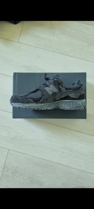 New Balance 2002R 'Protection Pack - Phantom' M2002RDB - Riktigt snygga och sköna NB skor. Sälssynta dessrutom. Värde $600 9/10 skick pris kan diskuteras.