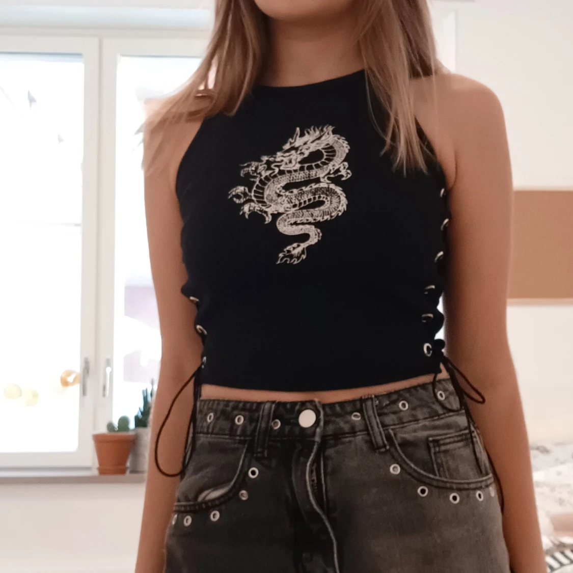 Tajt linne med drake på framsidan 