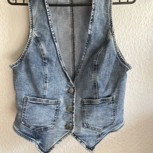 Jeansväst - Jeansväst som jag bara använt två gånger men som har en liten fläck där bak som knappast syns. Ljust jeanstyg som är stretchigt