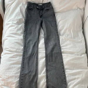 Gina byxor (jeans) - Ett par gina byxor i fint skick. Dem är andvända få gånger då dem blivit för små , storlek- -32  