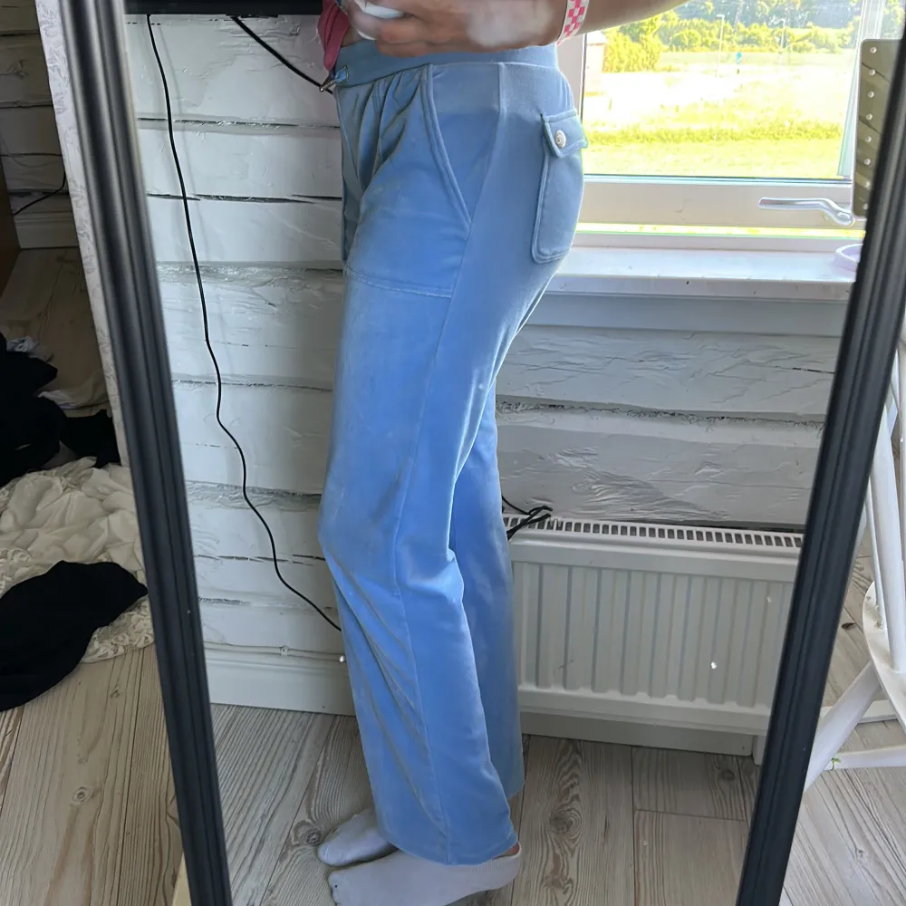 Säljer mina ljus blåa Juicy byxor för dom är lite korta! Jag är 168-169 ich! Har nästan aldrig använt dom! Jätte fint sick och inga fläckar eller sådant! . Farkut & Housut.
