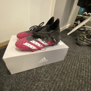 Adidas predator fotbollsskor - Säljer mina gammal fotbollsskor, nästan aldrig använda och är i perfekt skicka. Köpta på intersport och kvitto finns. Pris kan diskuteras vid snabb affär.