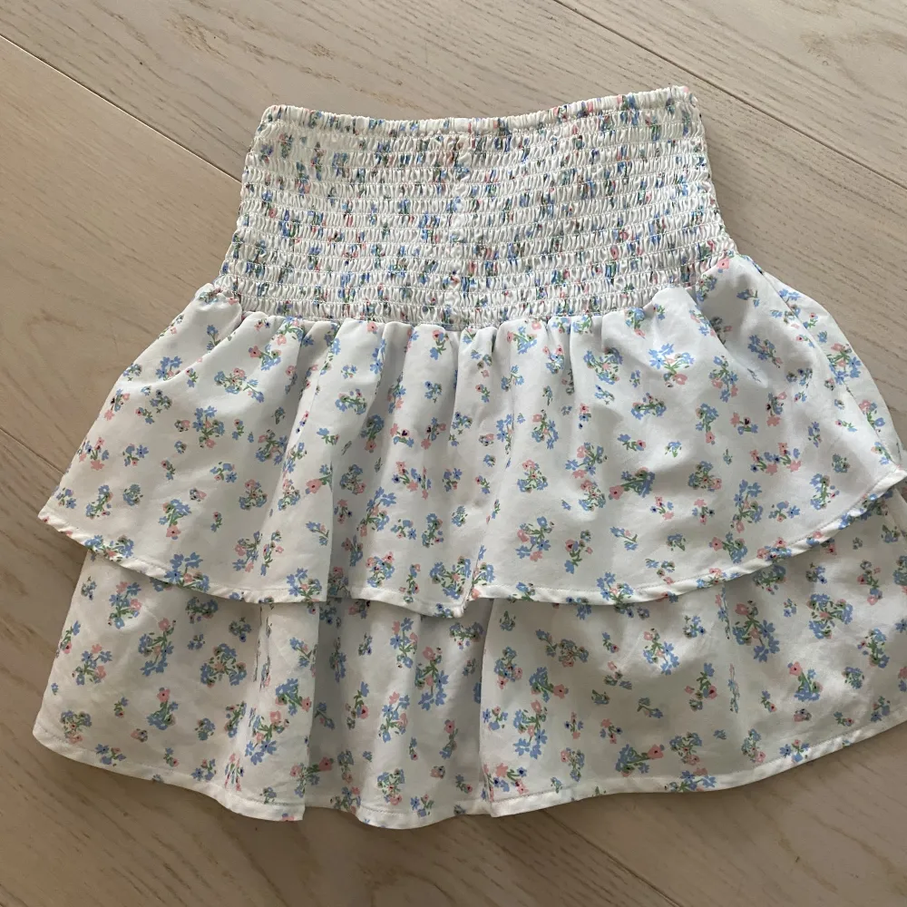 Volang kjol från Gina young💕 inga defekter storlek är 146/152 men de passar mig som har xs-s. Kjolar.
