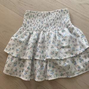 Volang kjol från Gina young💕 inga defekter storlek är 146/152 men de passar mig som har xs-s