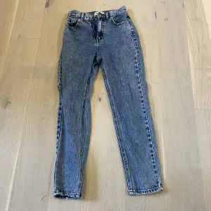 Ett par super snygga högmidjade mom jeans från Pull & Bear. Färgen är som på första bilden. Dom är köpta föra året men väldigt lite använda. 