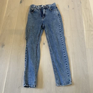 Pull & Bear jeans - Ett par super snygga högmidjade mom jeans från Pull & Bear. Färgen är som på första bilden. Dom är köpta föra året men väldigt lite använda. 