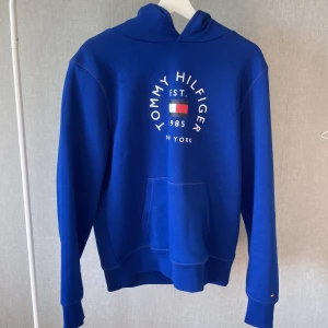 Tommy hilfiger hoodie - Tja en snygg Tommy hilfiger hoodie i storlek m. Köpt i julas lätt använd Osäker på nypris men runt 1300